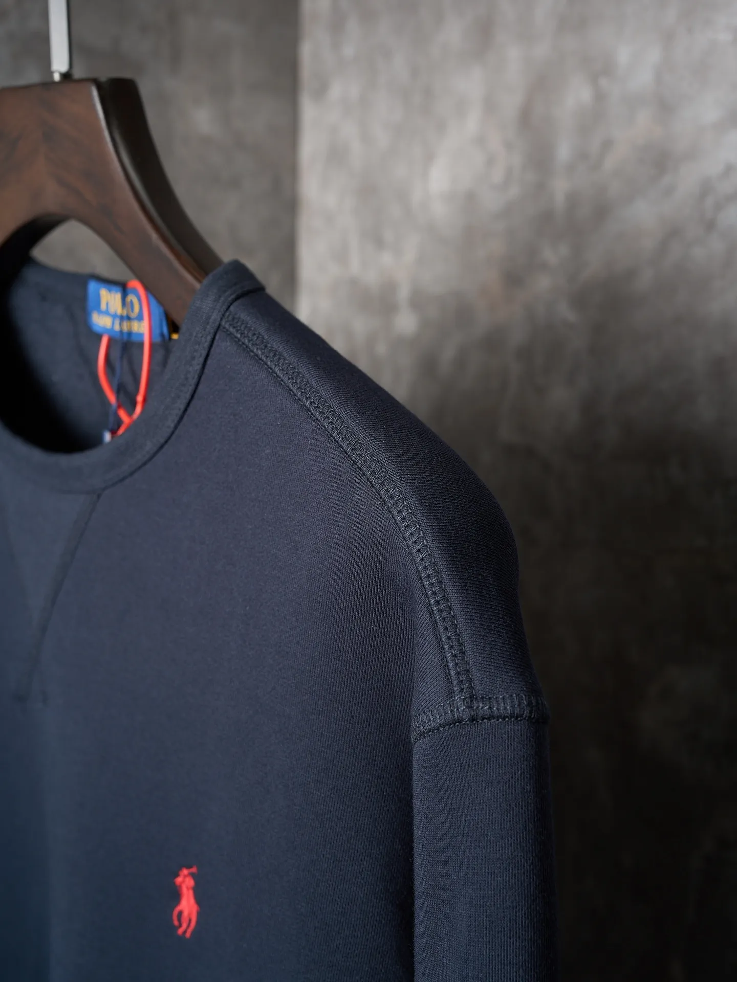 P290 Actual auction] Ralph Lauren/Ralph Lauren solid color pony logo embroidered round neck sweatshirt (navy blue) [Ready stock] S M L XL custom cloud-like honey cotton fleece sweatshirt material with delicate touch and comfortable skin fit. A touch of midnight navy blue as the main color, exquisite red pony logo embellishment, full of recognition, with an atmosphere of freedom and vitality, pure and smart color symphony, and outlines a high-end outline with extreme simplicity. Become the smart focus of vision and show your taste in silence. Use imported machine embroidery technology. Use advanced computer control system and precision mechanical components to realize the iconic pony embroidery operation. High precision. The lines are smooth and delicate. Adopt Hasuo technology. Use specific machines to sew. Hasuo has high fastness. It adds visual effects. It is time-consuming and labor-intensive. The fabrics have been washed and have a better hand feel. Not easy to deform. Not easy to shrink. Not easy to fade. Maintain long-term beauty and fit.